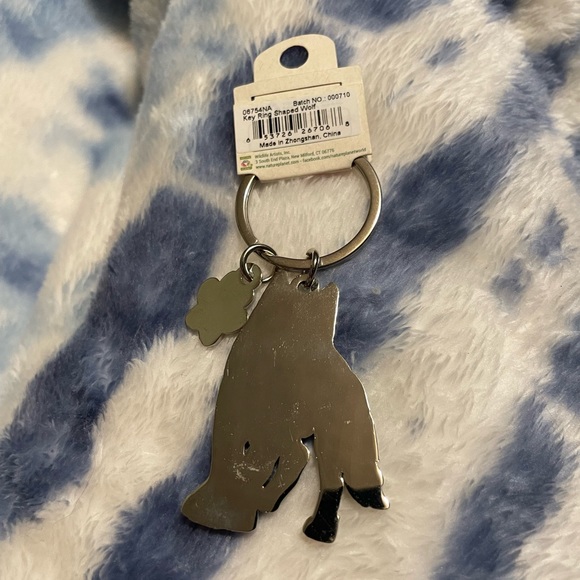 NWT double charm Enamel Wolf & Pawprint Keyring 🐺 - Picture 7 of 7